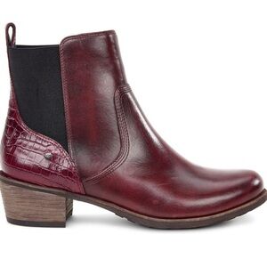 Women’s Ugg size 8 Burgundy Ankle Chelsea Boots